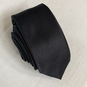 Black skinny tie